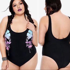 💀 •HOT TOPIC• Ombre Skulls One-Piece Swimsuit